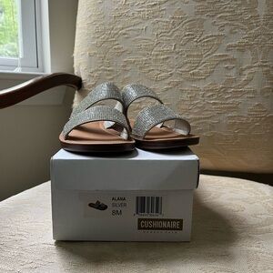 Cushionaire sandal, silver, size 8